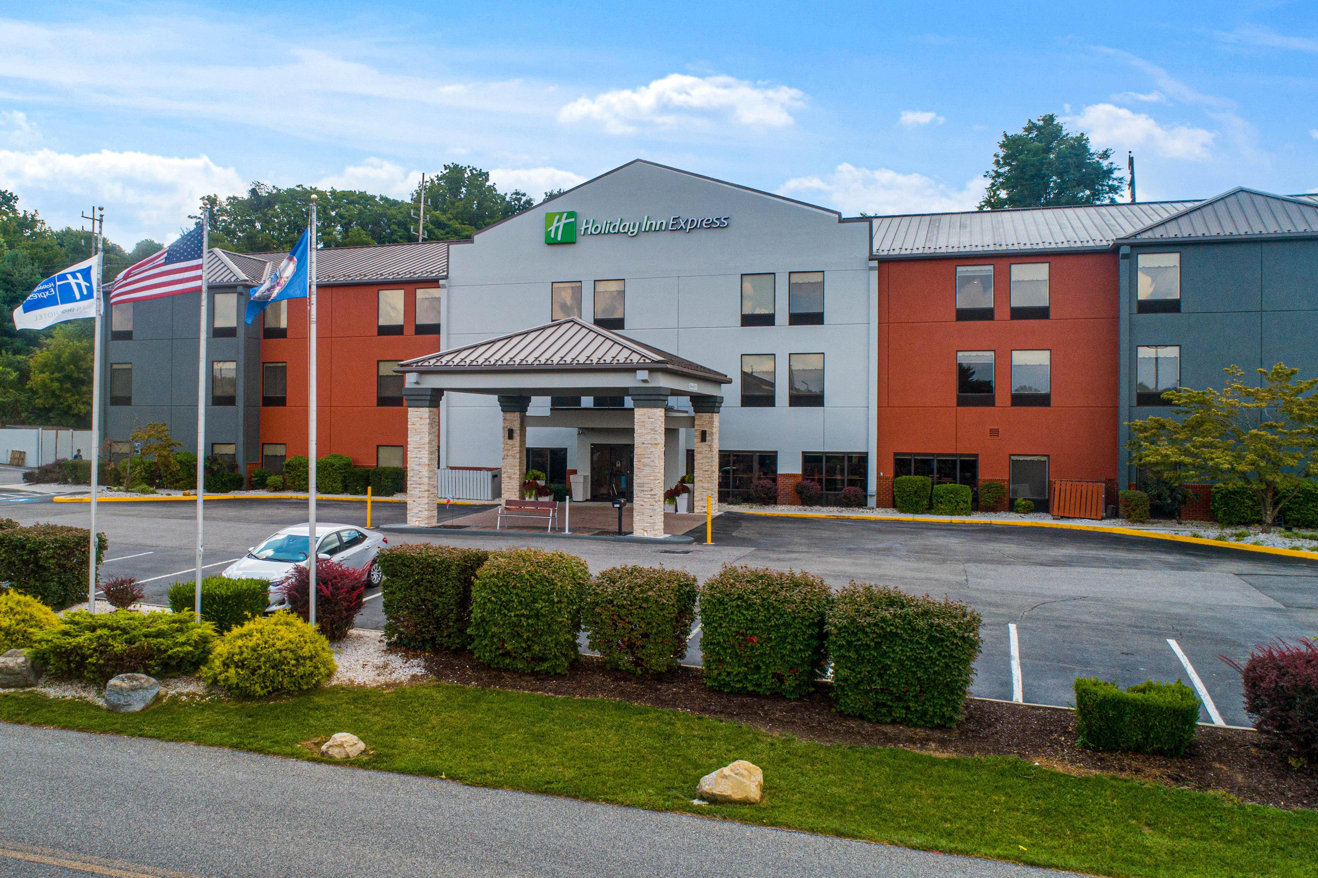 Holiday Inn Express Dublin By Ihg Exterior photo