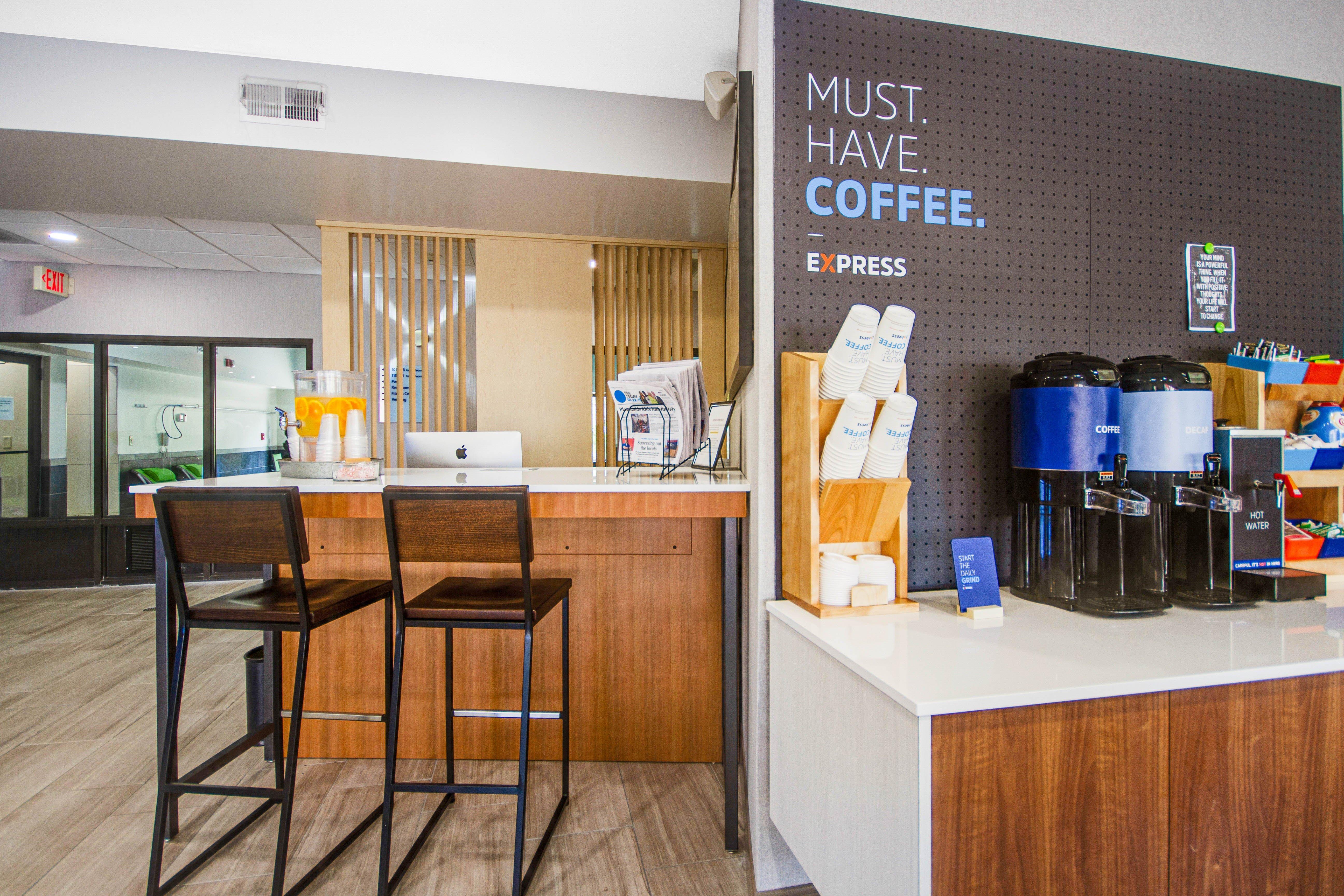 Holiday Inn Express Dublin By Ihg Exterior photo